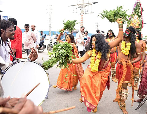 Bonalu in a simplified way means fest, an offering to the Mother Goddess.Varieties of traditional dishes are prepared during this festival.Women perform traditional dance on the streets, in the beats of drums. Many people take part in this procession.  (R