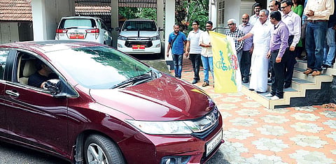Chief Minister Pinarayi Vijayan flagging off a cab at Cliff House in Thiruvananthapuram on Sunday