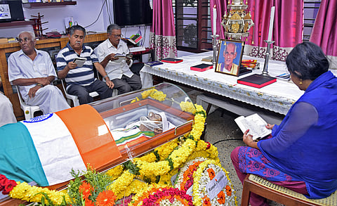 Bereaved relatives of freedom fighter K E Mammen sitting beside his body at his nephew’s house in Thiruvananthapuram on Wednesday | B P Deepu
