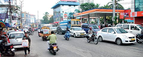 Chembumukku area is a typical example of the congestion prevailing on the road to Kakkanad from Palarivattom