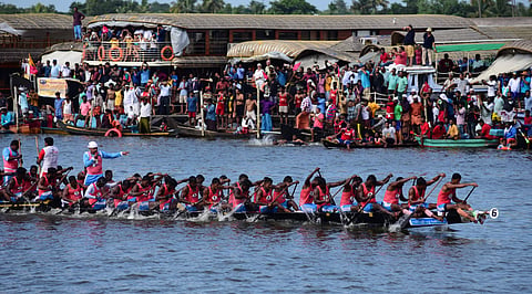 Participants  at the Nehru Trophy held at the Punnamda Lake (EPS |Albin Mathew )