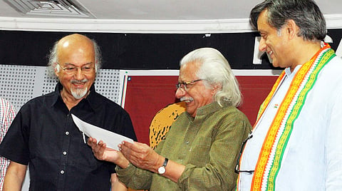 Filmmaker Adoor Gopalakrishnan presenting the cheque for Kesari Media Award to veteran journalist T J S George in Thiruvananthapuram on Sunday.  Shashi Tharoor MP looks on  | Kaviyoor Santhosh