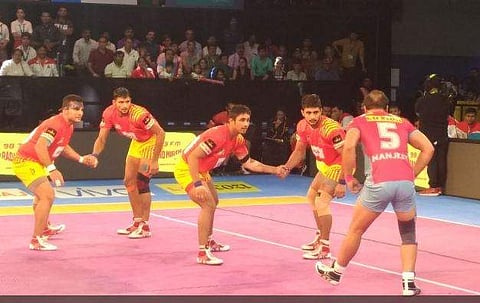 Gujarat Fortunegiants and Jaipur Pink Panthers in action during their clash on Sunday. | Twitter: @JaipurPanthers