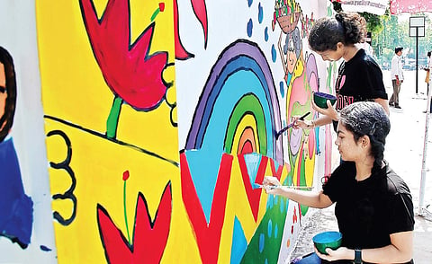 Volunteers painting the wall in MylaporePhotos: Romani Agarwal