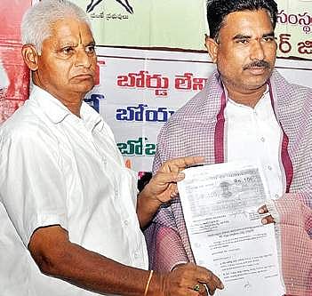 Members of Loksatta organisation felicitating Benami P Mallesham in Karimnagar on Tuesday| Express