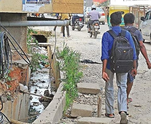 A footpath on Hennur Ring Road  | NAGESH POLALI