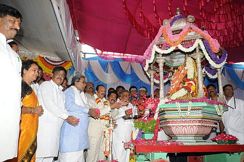 Writer KS Nissar Ahmed inaugurated Mysuru Dasara festival atop of Chamundi hill in Mysuru on Thursday.  (EPS|Udayshankar S)