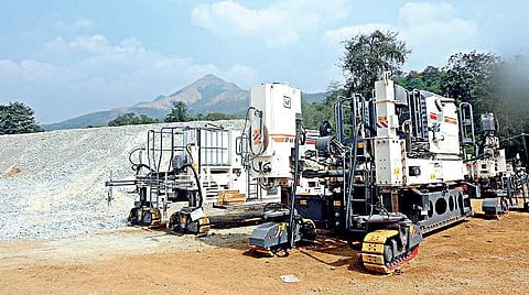 The raw materials and machinery were brought to concretize the stretch between Kemphole to Addahole recently