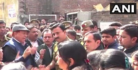 Relatives & locals blocked Bharat Mata Chowk in protest against death of two youth who died after meeting with accident & being denied help by cops. | Image Courtesy: @ANI