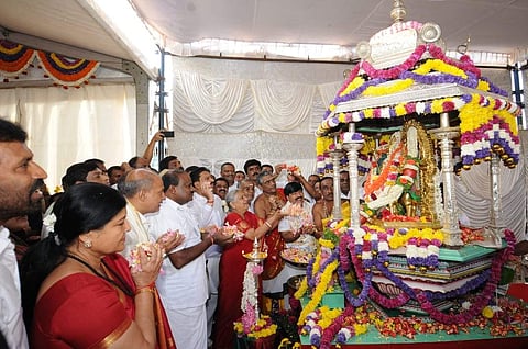 Infosys Foundation chairman Sudha Murthy inaugurated Mysuru Dasara festival atop of Chamundi hill in Mysuru on Wednesday. CM H D Kumaraswamy others are seen. (Photo| Udayshankar S/EPS)