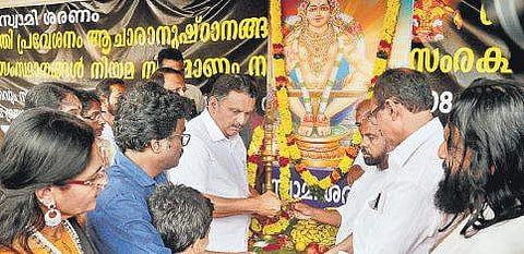 K Muraleedharan MLA at the protest venue of Ganesholsav Trust and Ayyappa Dharma Raksha Samithy in front of the Secretariat against Sabarimala issue
