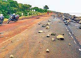 The cyclone threw normal life out of gear as heavy to very heavy rains started lashing East Godavari district since late Wednesday night  | EPS