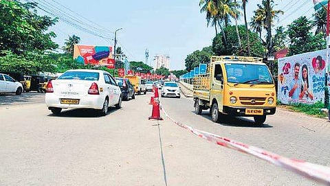 Ropes being used to regulate traffic along the Kaloor- Kathrikadavu Road   Albin Mathew