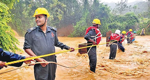 NDRF personnel rescuing people. (Photo| EPS)