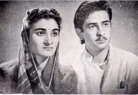Krishna Raj Kapoor with Raj Kapoor. (Photo: Twitter)