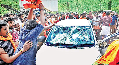 Protesters attack journalists’ vehicles as they arrive to report the Sabarimala temple reopening after the Supreme Court verdict allowing the entry of women. | (Shaji Vettipuram | EPS)