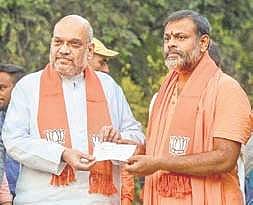 Swami Paripoornananda (R) with BJP President Amit Shah. (Photo)
