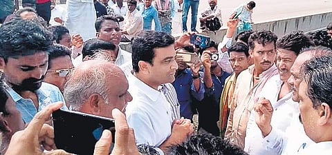 Farmers and YSRC leaders protesting at Veerapuram village in Guntur | EXPRESS