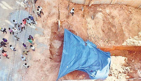 The victim was  inside the trench fitting pipes when the soil on the sides gave way, burying him under a mound of soil and debris. (Representative Image)