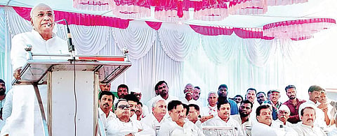 Congress leader in Lok Sabha M Mallikarjuna Kharge campaigns for Congress candidate Anand Nyamagouda, for Jamkhandi Vidhana Sabha constituency at Mudhol in Bagalkot on Sunday | EXPRESS