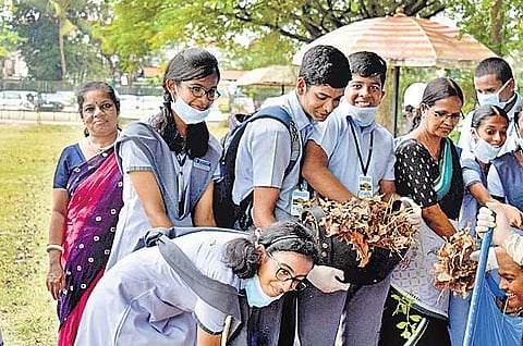 Students and staff members of Chinmaya Vidyalaya, Vaduthala, taking part in Swachh Bharat programme to celebrate the 150th birth anniversary of Mahatma Gandhi