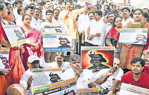 Congress members, including former minister Ramalinga Reddy, stage a protest against the BJP government on the second anniversary of demonetisation at Anand Rao Circle on Friday | Pushkar V