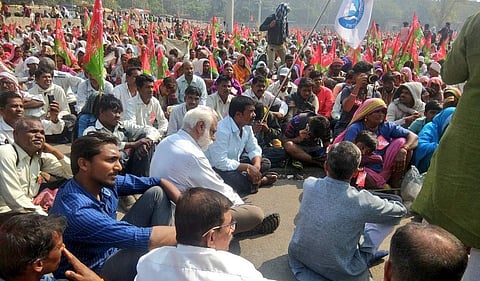 AAP Maharashtra Co- Convenor Kishor Madhyan, Committee Member Dhananjay Shinde and AAP Maharashtra Youth State Convenor Ajinkya Shinde joined the Kisan March today in Thane. (Photo: Twitter/ Sumit Singh)