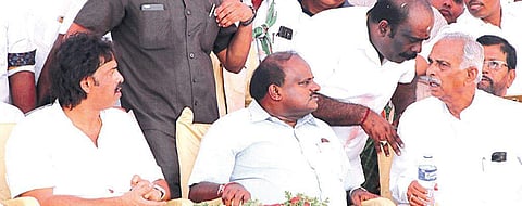 JD(S) leader M Srikanth has a word with Congress’ Kagodu Thimmappa while Kumaraswamy and Madhu Bangarappa (left) look on, in Shivamogga on Tuesday | Shimoga Nandan