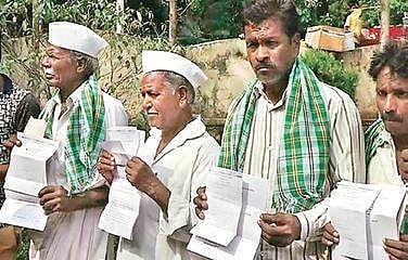 Farmers of Ganajalkhed village show notices served to them by Andhra Bank
