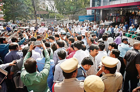 Two-days after attack at Global Hospital, doctors staged a protest on Wednesday afternoon demanding protection for doctors, nursing and hospital staff. The doctors’ protest led to massive traffic jams in and around Lakdi-ka-pul | Vinay Madapu