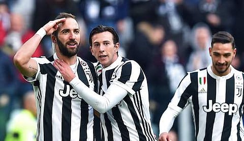 Juventus' Gonzalo Higuain, left, celebrates with his teammate Federico Bernardeschi | Photo: AP