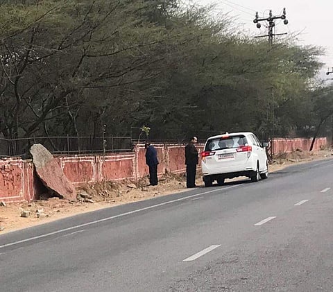 The picture, of state Health Minister Kalicharan Saraf urinating on Jaipur walls, comes as the Jaipur Municipal Corporation is working hard to bring the city on the top charts under the Swachh Bharat Abhiyan. (Photo | Twitter.com/danishbrar2016)