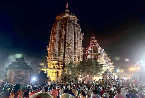 Devotees wait for ‘Mahadeepa’ to be raised atop Lingaraj Temple in Bhubaneswar on Wednesday  | biswanath swain