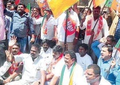 BJP members protest in front of Cubbon Park police on Sunday | NAGESH POLALI