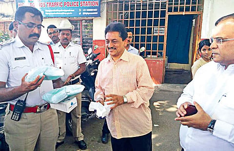 Traffic police recieving Clear Nasal from citizens