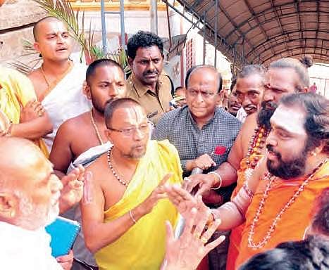 Saiva seer arguing with the temple priests before staging a protest inside Sri Sita Ramaswamy temple in Bhadrachalam on Sunday | Express photo