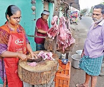 Shanmugapriya working at her father’s meat shop in Tirupur on Sunday |   A RAJA CHIDAMBARAM
