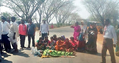 Family members of the deceased farmer stage rasta roko with his body demanding compensation on Monday  | Express photo
