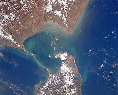 The Adam's Bridge or 'Ram Setu' as seen between India and Sri Lanka, from Space Shuttle Endeavour during STS-59. | Wiki Commons