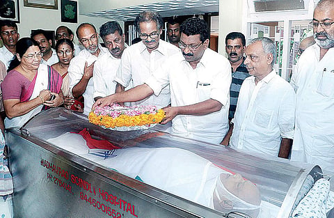 Kannur DCC president Satheesan Pacheni paying homage to former AIFF general secretary  P P Lakshmanan in Kannur on Monday |Express