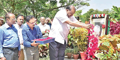Chief Minister H D Kumaraswamy pays tributes to Pandit Jawaharlal Nehru on the occasion of his 54th death anniversary at Vidhana Soudha on Sunday | Express