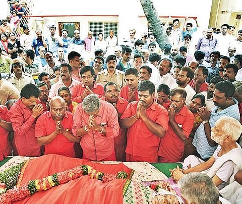 People queue up to pay their last respects to Jayanagar MLA  Vijay Kumar who passed away on Friday | Nagaraja Gadekal