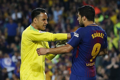 Barcelona kept their record of being unbeaten in the season, although Real Madrid put up a brave fight at the Camp Nou on Sunday. However, the much anticipated clash of the Spanish titans was a rough-and-tumble one, as eight players receiving yellow cards