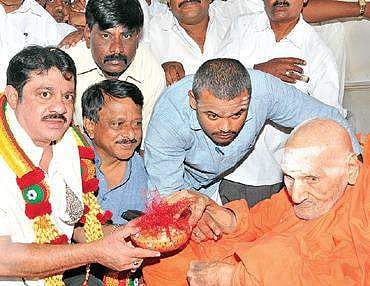 Minister Zameer Ahmed Khan calls on Sri Shivakumara Swami at Siddaganga Mutt in Tumakuru on Saturday | Express