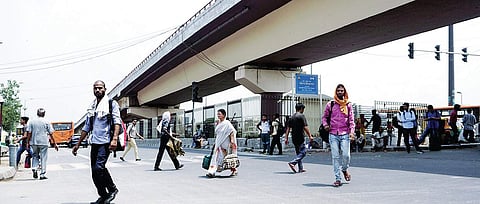 People cross the road at Sarai Kale Khan in New Delhi on a busy day without any pedestrian facilities | Uddipta Bhattacharya