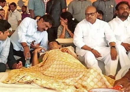 Ministers Yanamala Ramakrishnudu and Ganta Srinivasarao extending their support to the Rajya Sabha member CM Ramesh during his indefinite hunger strike for Kadapa steel plant( Photo | PTI)