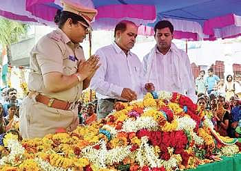 SP Sangeeta G paying tribute to Arjun Annigeri in Morab near Dharwad | Express