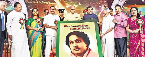 Governor of Tamil Nadu Banwarilal Purohit launches the book, Vergaluku Velicham   Ashwin Prasath