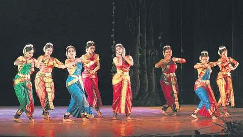 The students of Kalamandalam Calcutta performing at a concert