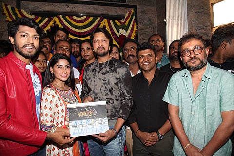 Shreyas Manju, Nishvika Naidu, Kichha Sudeep, Puneeth Rajkumar and director Guru Deshpande at the muhurat of 'Paddehulli'.